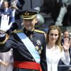 Le roi Felipe VI et la reine Letizia d'Espagne saluent la foule après la cérémonie d'investiture au parlement sur le chemin du palais royal à Madrid, le 19 juin 2014.