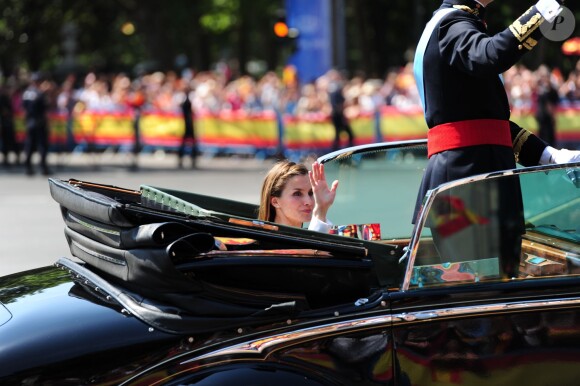 Le roi Felipe VI et la reine Letizia d'Espagne saluent la foule après la cérémonie d'investiture au parlement sur le chemin du palais royal à Madrid, le 19 juin 2014.