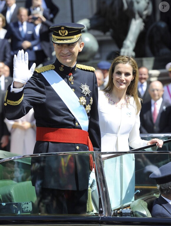 Le roi Felipe VI et la reine Letizia d'Espagne saluent la foule après la cérémonie d'investiture au parlement sur le chemin du palais royal à Madrid, le 19 juin 2014.