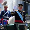 Le roi Felipe VI et la reine Letizia d'Espagne saluent la foule après la cérémonie d'investiture au parlement sur le chemin du palais royal à Madrid, le 19 juin 2014.