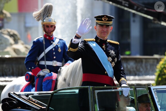 Le roi Felipe VI et la reine Letizia d'Espagne saluent la foule après la cérémonie d'investiture au parlement sur le chemin du palais royal à Madrid, le 19 juin 2014.
