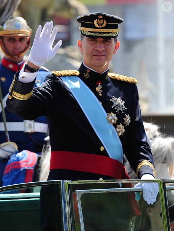 Le roi Felipe VI et la reine Letizia d'Espagne saluent la foule après la cérémonie d'investiture au parlement sur le chemin du palais royal à Madrid, le 19 juin 2014.