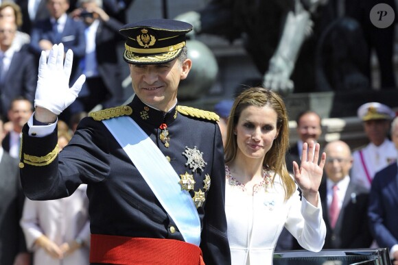 Le roi Felipe VI et la reine Letizia d'Espagne en allant au palais royal à Madrid, le 19 juin 2014.
