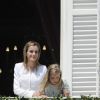 Le roi Felipe VI, la reine Letizia d'Espagne et leurs filles, la princesse Leonor et l'infante Sofia, saluent la foule depuis le balcon du palais royal à Madrid, le 19 juin 2014.