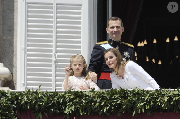 Le roi Felipe VI, la reine Letizia d'Espagne et leurs filles, la princesse Leonor et l'infante Sofia, saluent la foule depuis le balcon du palais royal à Madrid, le 19 juin 2014.