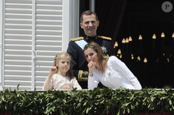 Le roi Felipe VI, la reine Letizia d'Espagne et leurs filles, la princesse Leonor et l'infante Sofia, saluent la foule depuis le balcon du palais royal à Madrid, le 19 juin 2014.