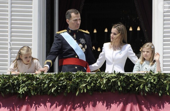 Le roi Felipe VI, la reine Letizia d'Espagne et leurs filles, la princesse Leonor et l'infante Sofia, saluent la foule depuis le balcon du palais royal à Madrid, le 19 juin 2014.