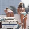 Ashley Tisdale et Vanessa Hudgens, de dos sur un yacht. Miami, le 17 mai 2014.