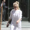 Rosie Huntington-Whiteley surprise à SoHo, porte des lunettes Stella McCartney, une robe blanche Isabel Marant, un sac Céline (modèle Gourmette) et des bottines Chanel. New York, le 18 juin 2014.