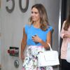 Jessica Alba, lumineuse à New York, porte un débardeur bleu, une jupe florale Topshop, un sac et des souliers blancs. Le 19 juin 2014.