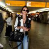 Alessandra Ambrosio arrive à l'aéroport de São Paulo, habillée d'une veste en cuir Whitney Eve, d'un sac Versace (modèle Palazzo), un jean Redun et des baskets Vans. Le 17 juin 2014.