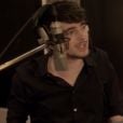 Louis Delort (The Voice) dans le clip Outre-Manche.