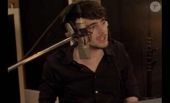 Louis Delort (The Voice) dans le clip Outre-Manche.