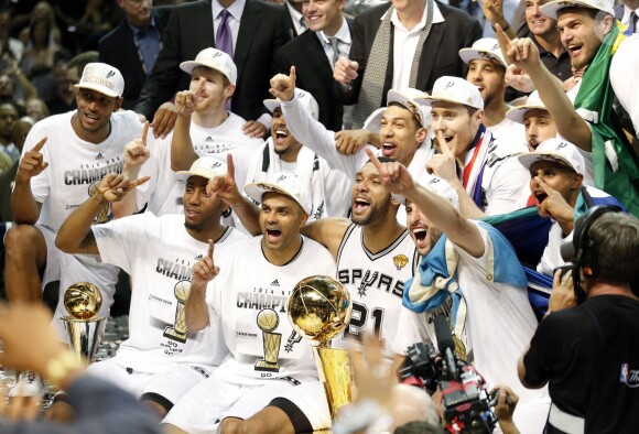 Tony Parker soulève le trophée Larry O'Brien au milieu de ses partenaires des Spurs après la victoire en finale de la NBA, le 15 juin 2014 à San Antonio