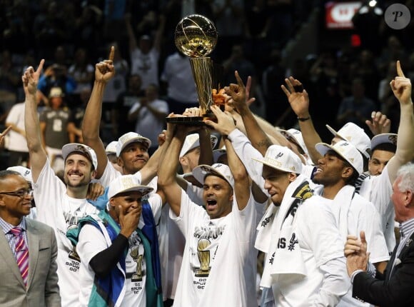 Tony Parker soulève le trophée Larry O'Brien au milieu de ses partenaires des Spurs après la victoire en finale de la NBA, le 15 juin 2014 à San Antonio