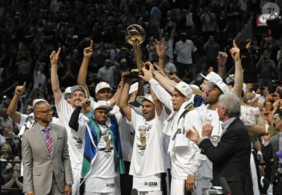 Tony Parker soulève le trophée Larry O'Brien au milieu de ses partenaires des Spurs après la victoire en finale de la NBA, le 15 juin 2014 à San Antonio