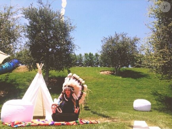 Khloé Kardashian, inspirée par les Indiens d'Amerique à Kidchella, fête d'anniversaire de North West organisée chez Kourtney Kardashian. Calabasas, le 21 juin 2014.