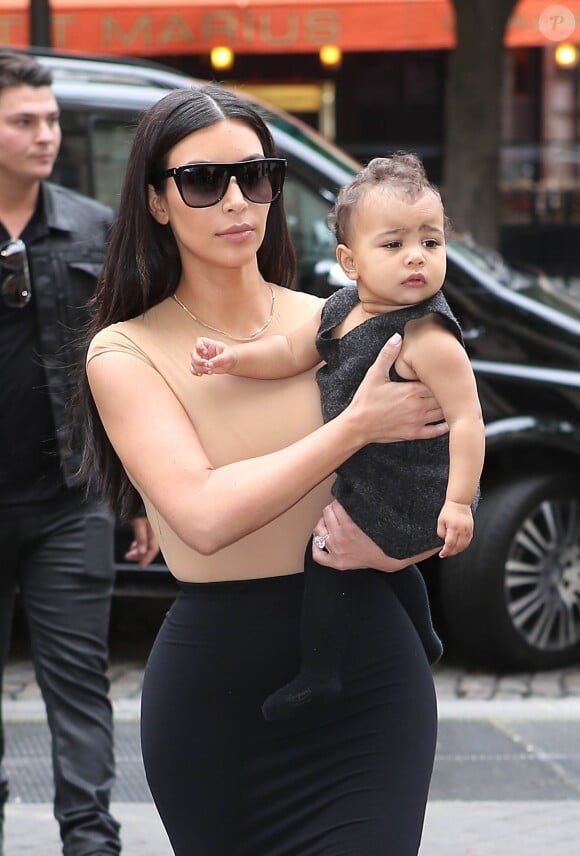 Kim Kardashian et sa fille North à Paris, le 20 mai 2014.