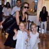 Angelina Jolie et ses enfants arrivant à l'aéroport de Tokyo pour l'avant-première du film Maléfique, le 21 juin 2014 : Les jumeaux Knox et Vivienne auront 6 ans le 12 juillet