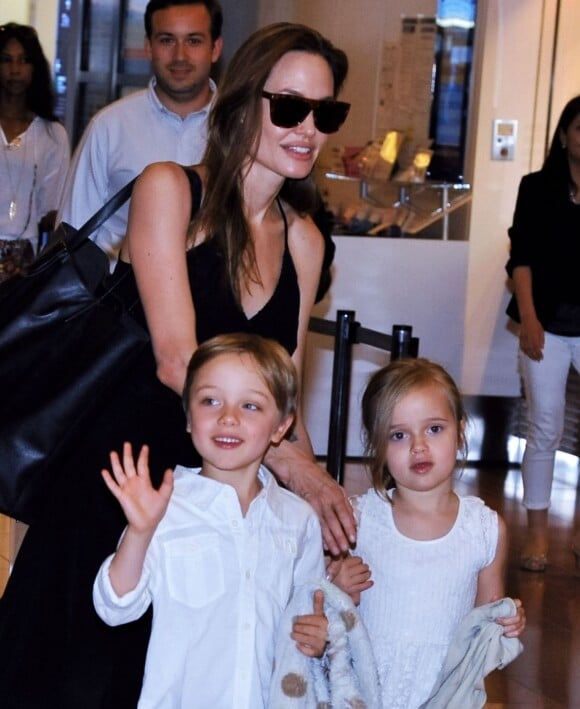 Angelina Jolie et ses enfants arrivant à l'aéroport de Tokyo pour l'avant-première du film Maléfique, le 21 juin 2014 : Les jumeaux Knox et Vivienne ont bien grandi !