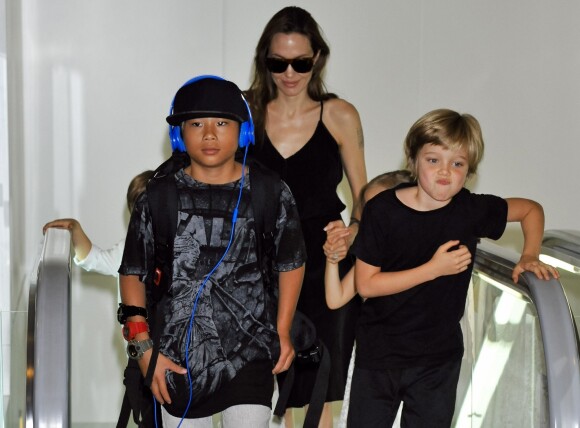 Angelina Jolie et ses enfants arrivant à l'aéroport de Tokyo pour l'avant-première du film Maléfique, le 21 juin 2014 : Pax et Shiloh semblent souffrir un peu du décalage horaire