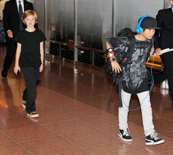Angelina Jolie et ses enfants arrivant à l'aéroport de Tokyo pour l'avant-première du film Maléfique, le 21 juin 2014 : Pax et Shiloh sont un peu fatigués