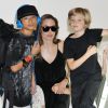 Angelina Jolie et ses enfants arrivant à l'aéroport de Tokyo pour l'avant-première du film Maléfique, le 21 juin 2014 : Pax et Shiloh avec leur maman
