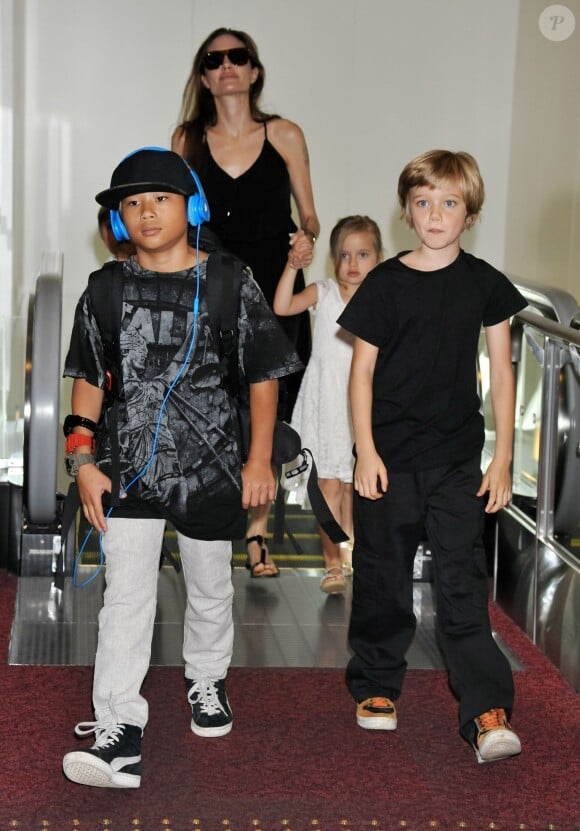 Angelina Jolie et ses enfants arrivant à l'aéroport de Tokyo pour l'avant-première du film Maléfique, le 21 juin 2014