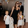 Angelina Jolie et ses enfants arrivant à l'aéroport de Tokyo pour l'avant-première du film Maléfique, le 21 juin 2014 : Les jumeaux Knox et Vivienne auront 6 ans le 12 juillet