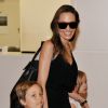 Angelina Jolie et ses enfants arrivant à l'aéroport de Tokyo pour l'avant-première du film Maléfique, le 21 juin 2014 : Les jumeaux Knox et Vivienne auront 6 ans le 12 juillet