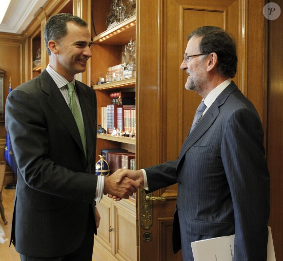 Le roi Felipe VI d'Espagne reçoit le premier ministre espagnol Mariano Rajoy au palais Zarzuela à Madrid, le 20 juin 2014