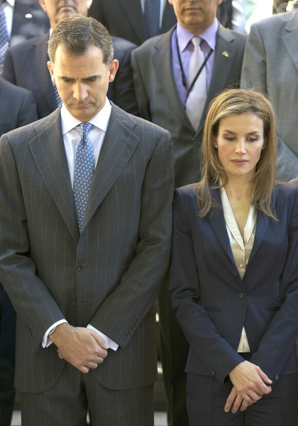 Le roi Felipe VI et son épouse la reine Letizia d'Espagne ont observé une minute de silence en mémoire des victimes de terrorisme, le 21 juin 2014 à Madrid au palais Zurbano