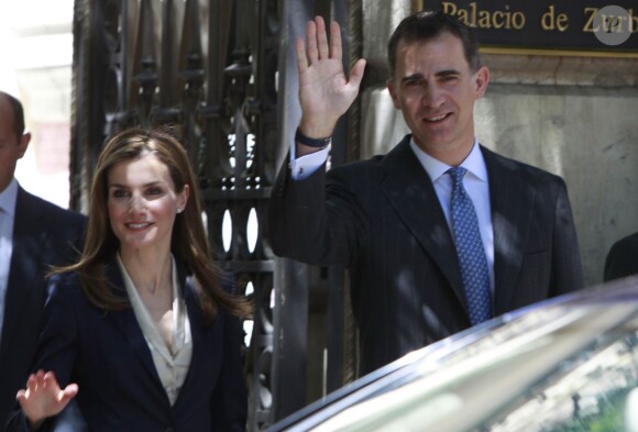 Le roi Felipe VI et son épouse la reine Letizia d'Espagne lors de leur première sortie officielle depuis le couronnement de Felipe, le 21 juin 2014 à Madrid au palais Zurbano