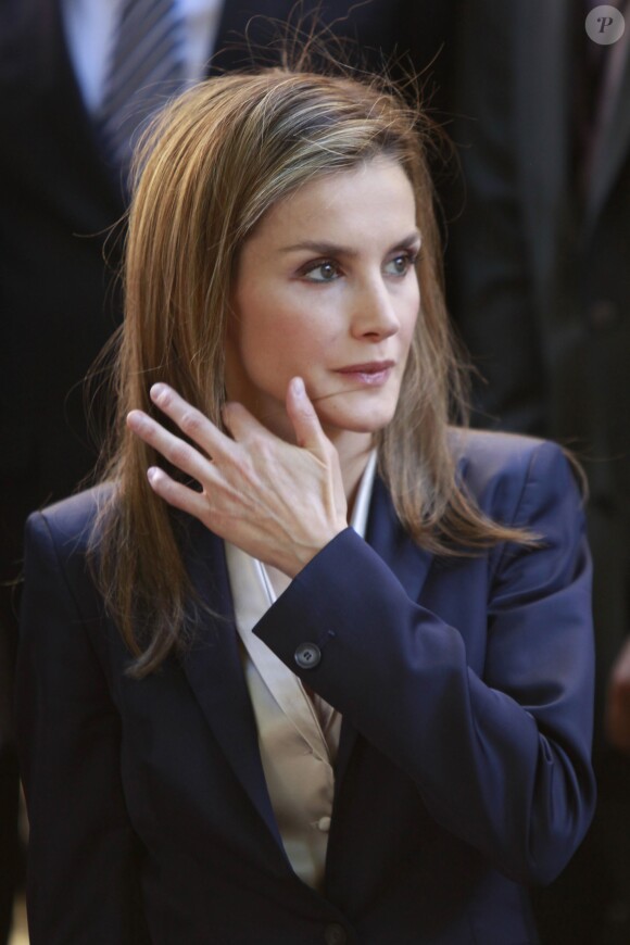 La reine Letizia d'Espagne a assisté à une rencontre avec des associations de victimes de terrorisme et avec son époux le roit Felipe VI ont participé à une cérémonie en mémoire des victimes, le 21 juin 2014 à Madrid au palais Zurbano