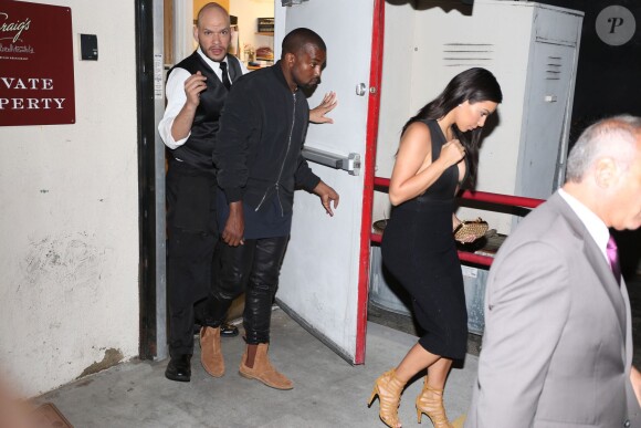 Kim Kardashian et Kanye West quittent le restaurant Craig's après un dîner en tête à tête. West Hollywood, le 22 juin 2014.