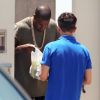 Kanye West se fait livrer un repas, chez lui. Los Angeles, le 22 juin 2014.
