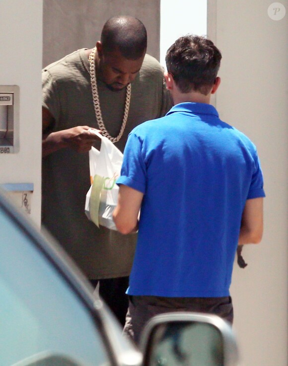 Kanye West se fait livrer un repas, chez lui. Los Angeles, le 22 juin 2014.