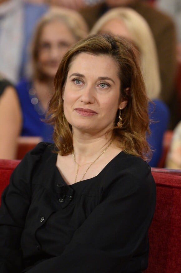 Emmanuelle Devos lors de l'émission de "Vivement dimanche" du 13 octobre 2013