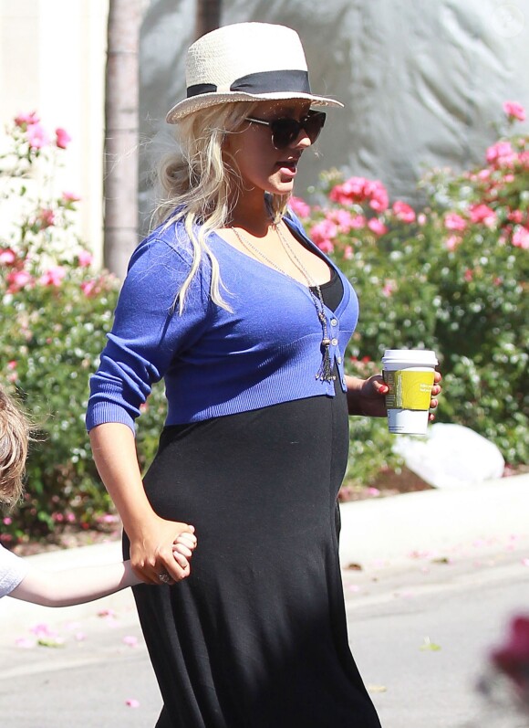 La chanteuse Christina Aguilera enceinte et son fiancé Matt Rutler vont déjeuner avec le fils de la chanteuse, Max, à l'occasion de la fête des mères à Los Angeles, le 11 mai 2014.