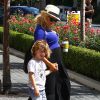 Christina Aguilera enceinte et son fiancé Matt Rutler vont déjeuner avec le fils de la chanteuse, Max, à l'occasion de la fête des mères à Los Angeles, le 11 mai 2014.