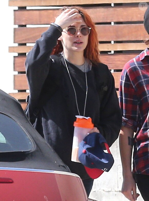 Exclusif - Kristen Stewart se promène avec une amie dans les rues de Santa Monica avant d'aller prendre son avion, le 27 mai 2014.
