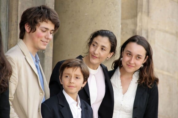Ingrid Betancourt avec Lorenzo et Mélanie, ses enfants, et le petit Stanislas, son neveu, reçus par Nicolas Sarkozy au palais de l'Elysée, le 4 juillet 2008. Deux jours après sa libération.