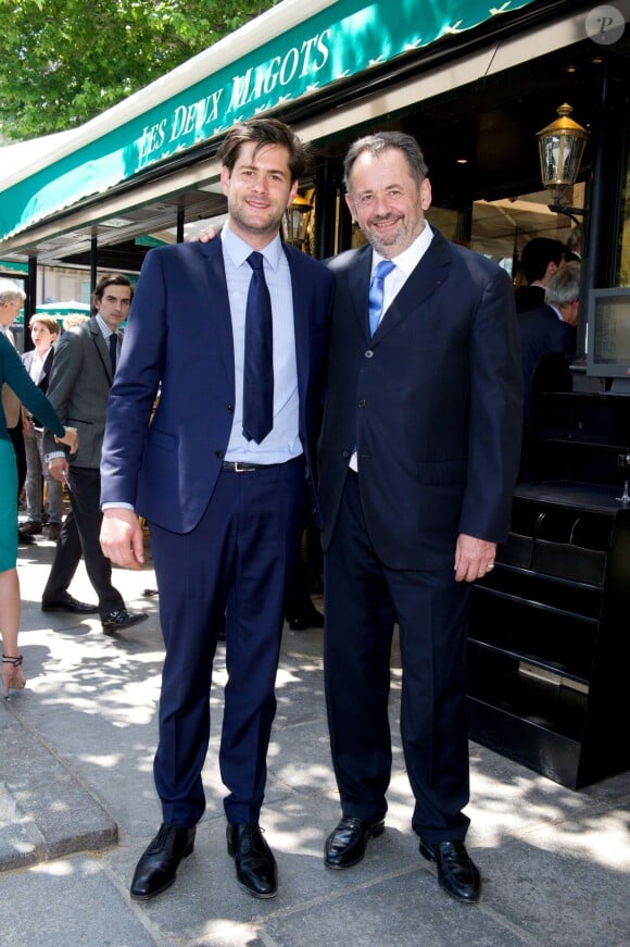 Guillaume Sarkozy et son fils Frédéric lors du déjeuner Père & Fils, mardi 24 juin 2014, aux Deux Magots à Paris.