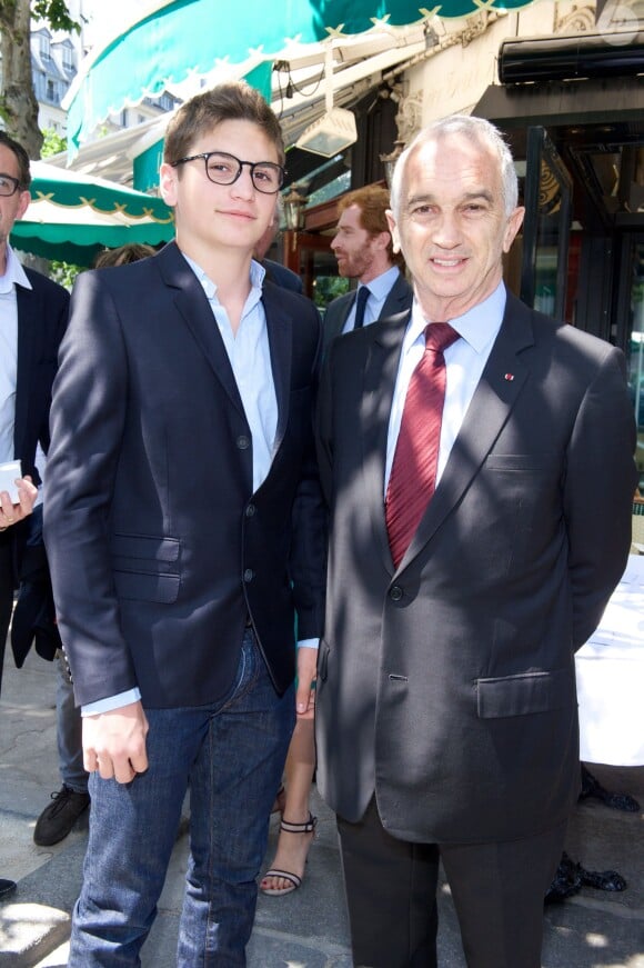 Alain Terzian et son fils Anton lors du déjeuner Père & Fils, mardi 24 juin 2014, aux Deux Magots à Paris.