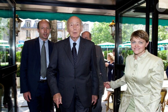 Louis, Valéry Giscard d'Estaing et Catherine Mathivat ors du déjeuner Père & Fils, mardi 24 juin 2014, aux Deux Magots à Paris.
