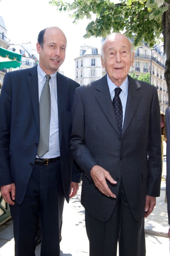 Louis et Valéry Giscard d'Estaing lors du déjeuner Père & Fils, mardi 24 juin 2014, aux Deux Magots à Paris.