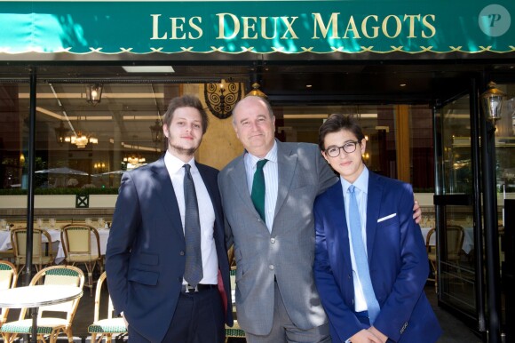Le Vicomte Jean d'Indy et ses fils lors du déjeuner Père & Fils, mardi 24 juin 2014, aux Deux Magots à Paris.