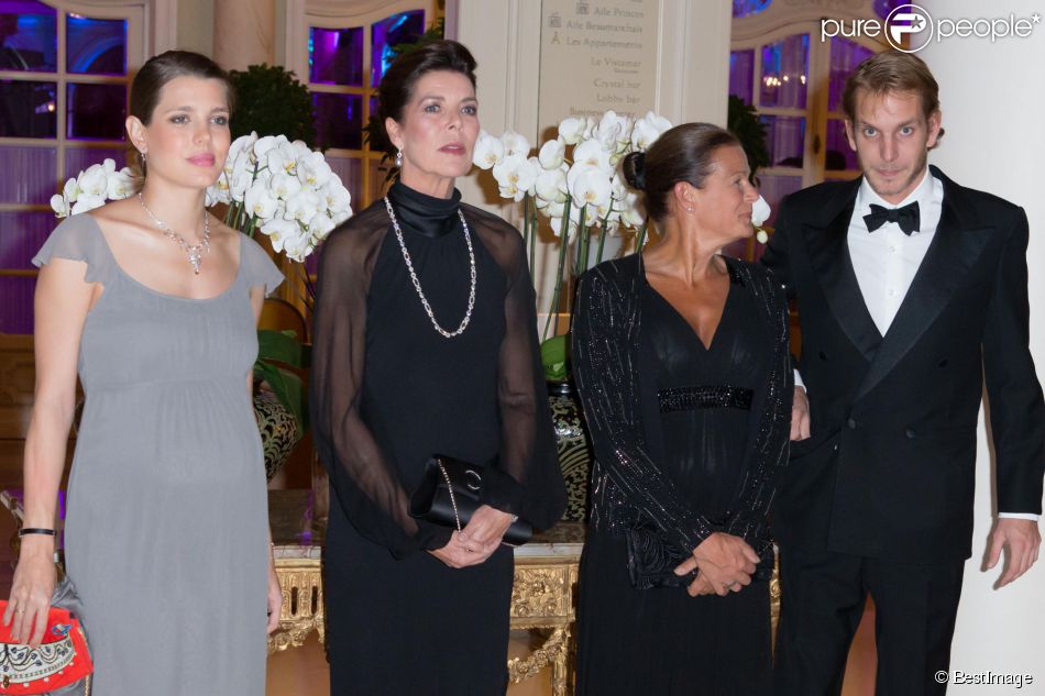  Charlotte Casiraghi (enceinte), la Princesse Caroline de Hanovre, la princesse St&amp;eacute;phanie de Monaco, Andrea Casiraghi&amp;nbsp; lors du d&amp;icirc;ner de gala des 50 ans de l&#039;association AMADE Mondiale &amp;agrave; l&#039;h&amp;ocirc;tel Hermitage &amp;agrave; Monaco, le 4 octobre 2013. 