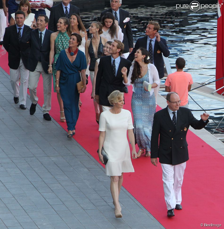 Le prince Albert de Monaco, la princesse Charlene de Monaco, enceinte, Andrea Casiraghi, Tatiana Domingos Casiraghi, la princesse Caroline de Hanovre, la princesse Alexandra de Hanovre, Gad Elmaleh, Charlotte Casiraghi, Beatrice Borromeo, Pierre Casiraghi et Mélanie-Antoinette de Massy lors de la soirée pour l&#039;inauguration du nouveau Yacht Club de Monaco, Port Hercule, le 20 juin 2014.
