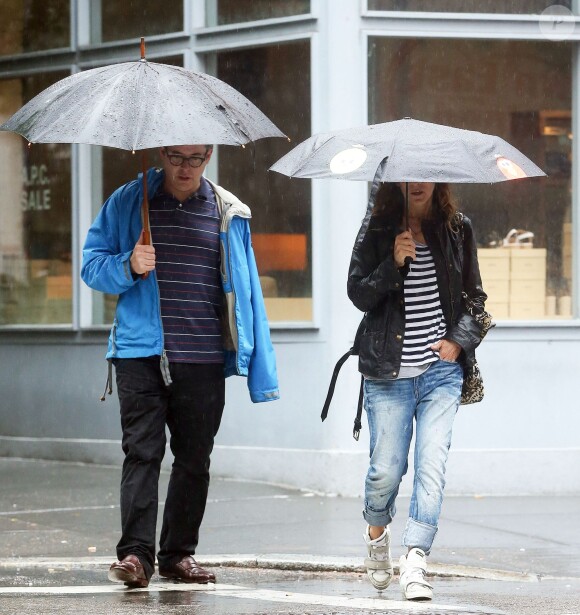 Sarah Jessica Parker et son mari Matthew Broderick se promènent sous la pluie à New York, le 13 juin 2014.